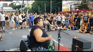 INCRÍVEL A MULTIDÃO DE GENTE QUE ESSE CANTOR DE RUA JUNTAVA NA AVENIDA PAULISTA HOMENAGEM PRA ELE