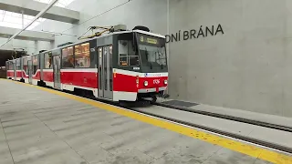 Příjezd tramvaje KT8D5R.N2 do zastávky Západní  brána v Brně.