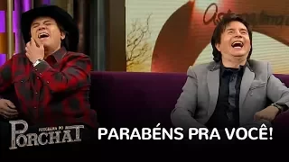 Chitãozinho faz segunda voz para acompanhar a música Parabéns Pra Você