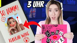 öffne niemals rosa Geschenk von mean girls aus Kino 3 Uhr nachts - Rebekah Wing steht im Burn Book