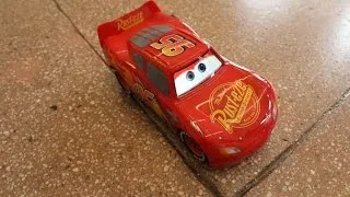 Lightning McQueen, de la película 'Cars' de Pixar, cobra vida