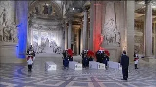 Les cercueils entrent au Panthéon au son du Chant des partisans