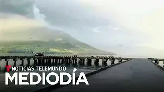 Ordenan la evacuación de una isla entera por la amenaza de un volcán | Noticias Telemundo