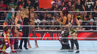 Trish Stratus regresa y reta a Bayley a una Lucha - WWE Raw Español Latino: 22/08/2022