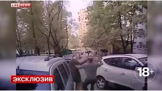 Камеры сняли, как Москвич 10 минут гонялся с топором за соседями