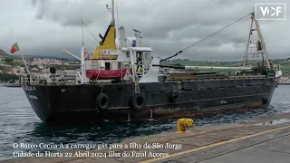 Barco Cecília A a carregar gás para a Ilha São Jorge na Cidade da Horta