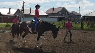 Лиза и Лера на своем первом занятии конным спортом.