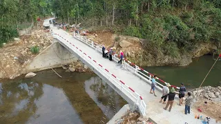 Cầu Nà Hát ( T95 ) | Kỹ sư mặc váy sơn lan can - khoác cho cầu một chiếc áo mới
