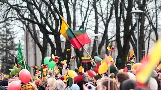 Kovo 11-osios minėjimas Kaune: iš dangaus leidosi parašiutininkai su trispalvėmis