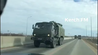 Колонны военных машин направляются в Крым