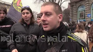 Milano, manifestazione degli studenti: forze dell'ordine in piazza con le bodycam