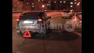 Автолюбитель поворачивал и не заметил хабаровчанку на зебре. MestoproTV