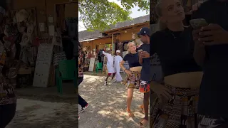 Guys behind weren’t able to pass the vibes😆😍 @jaymondy. #zanzibar #isabellafro  #dance #africa