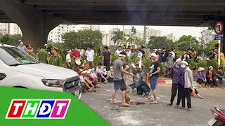 Hàng chục người mang ảnh người bị TNGT ngồi dàn hàng ngang | THDT