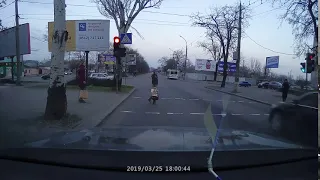 Видео Сергея Крутских: водитель проехал на большой скорости на красный, чуть не сбив пешехода