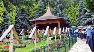 La mormântul Părintelui Arsenie Boca - Mănăstirea PRISLOP Monastery (Transylvania, Romania)