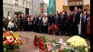 Возложение цветов к памятнику жертвам трагедии в Беслане