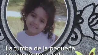 "Aparece" niña jugando sobre una tumba