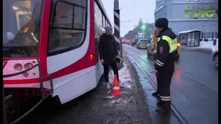 Женщина попала под трамвай прямо на глазах у сотрудников ГИБДД
