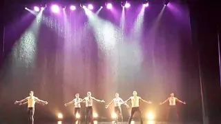 Накануне в Костроме в КВЦ «Губернский» состоялось шоу под дождем «Искушение»
