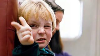 Questo Bambino Rivela Che C'è Un Terrorista Nell'Aereo, Ma Tutti Pensano Che Sia Uno Scherzo