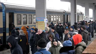 З дітьми та тваринами люди евакуюються із залізничного вокзалу Житомира до Львова