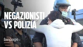 Blitz dei negazionisti all'Altare della Patria: polizia in antisommossa disperde i manifestanti