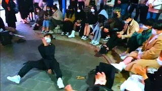 MYEONGJIN. ENJOYING UNIQUE ALLURING BUSKING WITH HAPPY SPECTATORS. HONGDAE STREET.  20201117.