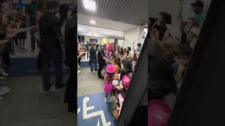 Ana Castela pela primeira vez em Santa Maria/RS / Aeroporto sendo recebida de braços abertos