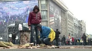 Pro-European Union protesters continue to rally in Kiev