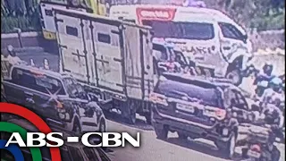Bus sumalpok sa isang ambulansiya sa EDSA carousel | ABS-CBN News