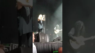 The Pretty Reckless tribute to Chris Cornell "like a stone"