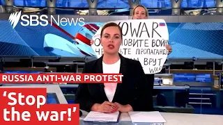 Russian TV employee interrupts news broadcast for anti-war protest I SBS News
