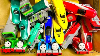 Trains, Thomas the Tank Engine and others lined up neatly! Let's leave one by one!