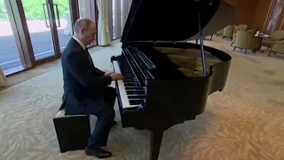 Putin plays BRAIN POWER at Xi Jinping's residence in Beijing