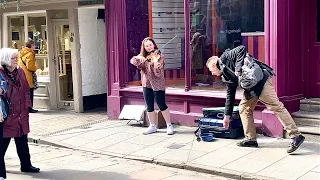 Teen violin busker plays ‘Pretty Woman’ by Roy Orbison