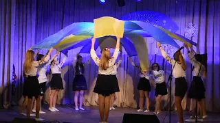 Танок із синьо-жовтими полотнами - Шабалинів -виступ у Коропському будинку культури