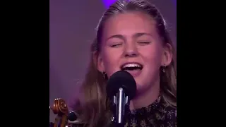 Alle stoelen omgedraaid voor Bente bij The Voice Kids