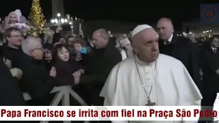 Mulher leva tapas na mão do Papa Francisco