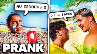 PRANK ON ABANDONNE NOTRE SOEUR À LA PLAGE ! (On l'enterre dans le sable mdrrr)