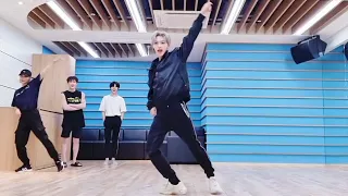VLIVE: Felix dancing to ridin by NCT DREAM