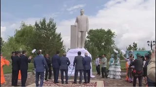 Памятник Динмухамеду Кунаеву открыли в селе Баканас