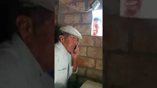 BROMA abuelo cree estar hablando con amante por celular.