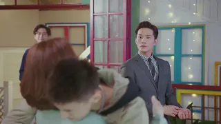 Cinderella was hugged by a handsome guy, and CEO was jealous and took her home