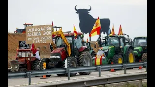 Іспанія: фермери перекрили дорогиSpain:farmers block highway Los agricultores bloquean la autopista