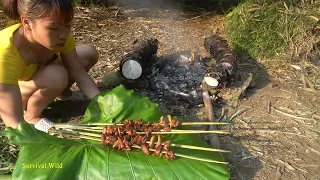 Building Survival Shelter - Solo Bushcraft Relax make a secret shelter - LIVING OFF GRID