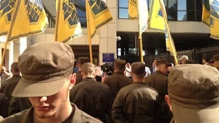 Курсанти «Азову» заблокували вхід у будівлю Державної фіскальної служби