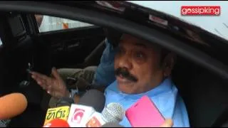 Mahinda visits his son at Welikada prison [www.gossipking.lk]