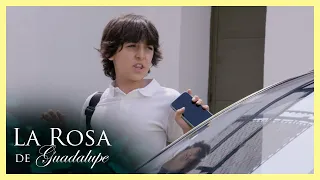 Elvis se avergüenza del auto en el que su madre va por él a la escuela | La rosa de Guadalupe 1/4