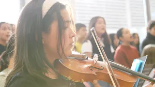 "Né quelque part" par la chorale et l’orchestre du LFS